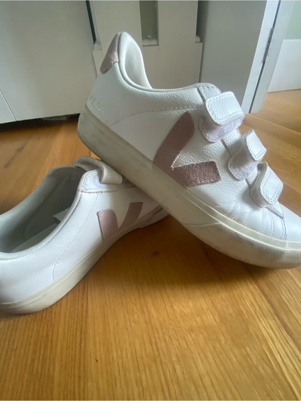 Veja, White Leather Sneakers with Blush V Detail, 8